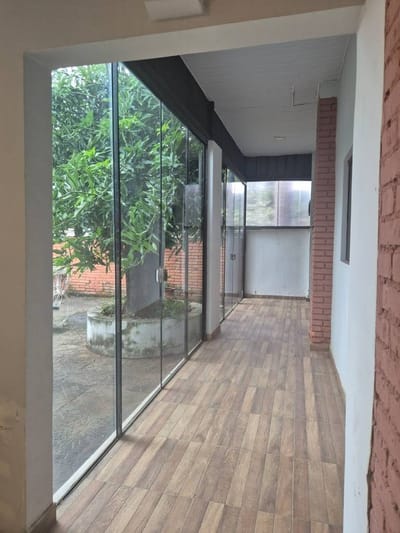 EN ALQUILER AMPLIA CASA PARA OFICINA