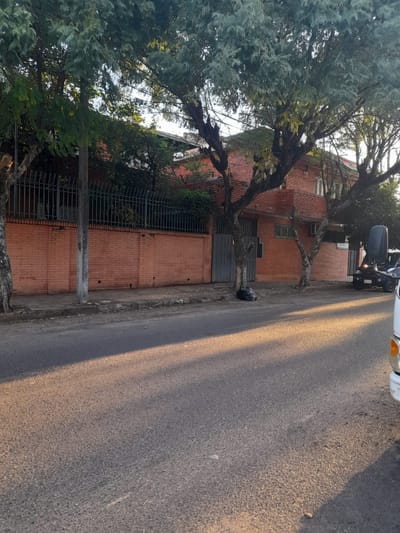 Vendo casa a refaccionar en el Barrio Ciudad Nueva de Asunción 
