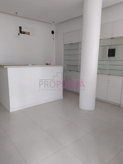 Local en venta sobre Gorlero, muy amplio.