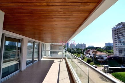 Amplia planta de 2 dormitorios y medio en venta