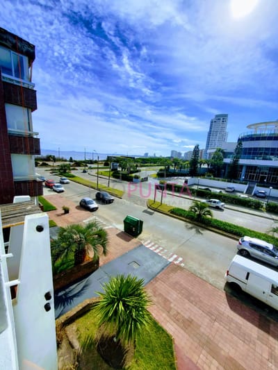 Punta del Este, 2 dormitorios con 2 baños, a 50 metros del mar.