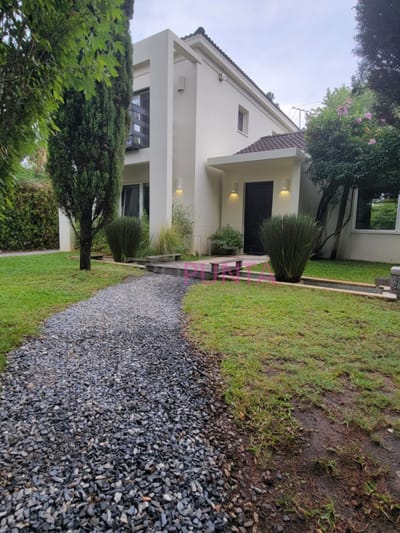 Hermosa casa en venta, zona colegios