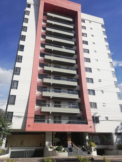 Departamento amplio y comodo en condominio sobre avenida