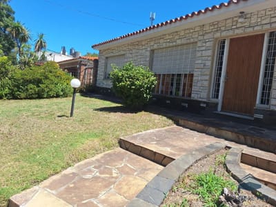 Casa en venta c/ cochera en Punta Gorda