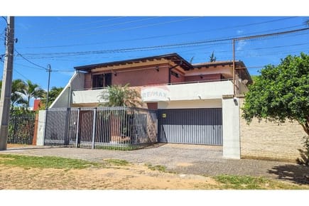 CASA DE 4 DORM. Y PISCINA EN TERRENO DE 770 M2