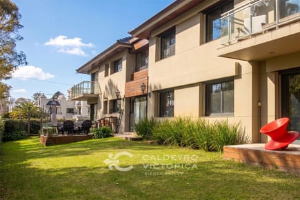 Apartamento en venta en Carrasco 10265, con renta, de 2 dormitorios con jardín de uso exclusivo