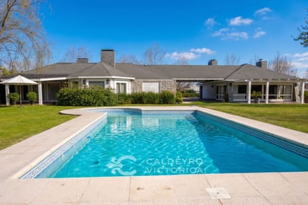 Casa en venta en La Tahona 10448, en gran terreno con piscina y barbacoa