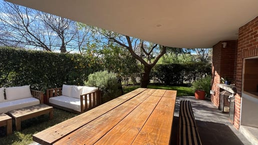 APARTAMENTO EN CARRASCO, CON JARDÍN Y PARRILLERO