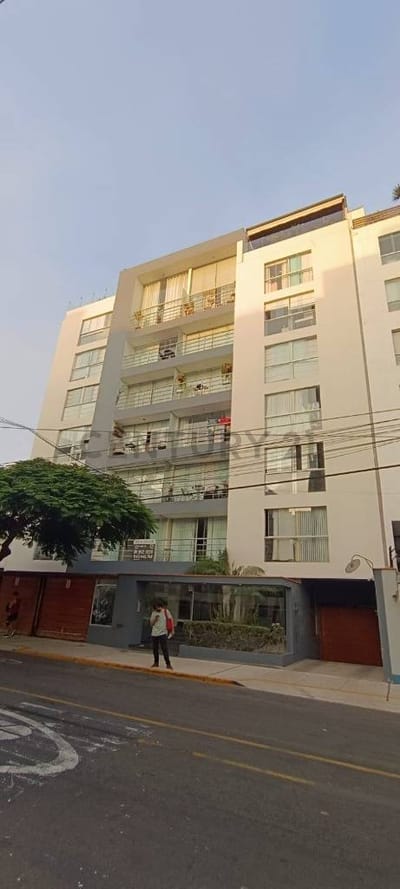 VENTA DE DEPARTAMENTO REMODELADO EN MIRAFLORES