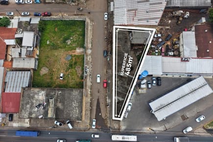 VENDO PROPIEDAD COMERCIAL CON SALONES  Av. defensores del chaco 