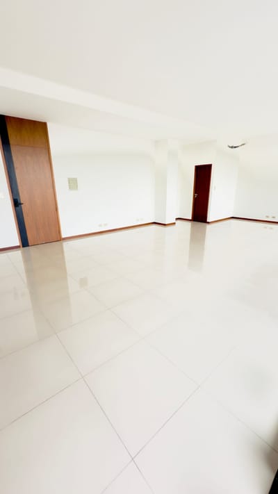 Oficina de lujo (Premium) en alquiler Av. Los Cusis
