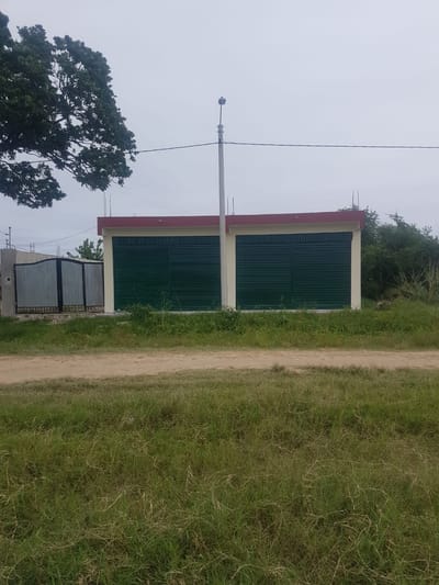 Casa en venta sobre avenida con local comercial