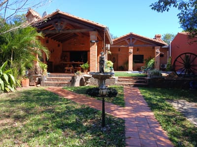 VENDO HERMOSA Y AMPLIA CASA AMOBLADA  EN VILLA ELISA