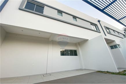 EN VENTA DUPLEX CON PATIO ZONA SUPER 6 LAURELTY