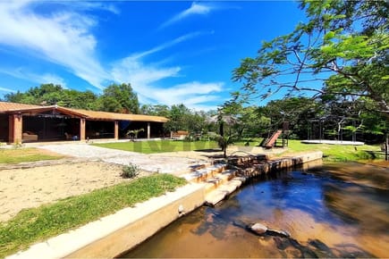 VENDO CASA AMOBLADA CON NACIENTE DE ARROYO EN CORDILLERA