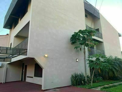 AMPLIA CASA DE 3 PLANTAS EN BARRIO LAS MERCEDES.