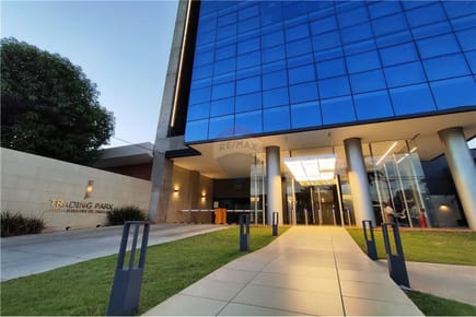 En venta oficina sobre av aviadores del Chaco
