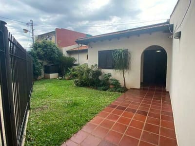 VENDO AMPLIA CASA DE UNA PLANTA CON PISCINA EN FERNANDO DE LA MORA!!!