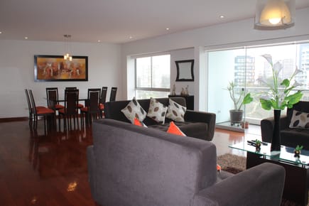 Departamento full amoblado con balcón vista malecón miraflores