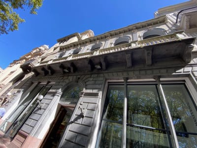 Alquiler - Oficina con vista a Plaza Matriz, 184 m2 con 42 de terraza - Ituzaingo y Rincon