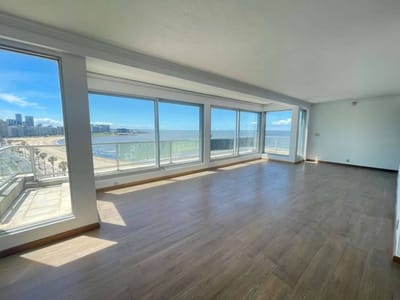 Venta de Penthouse con 3 dormitorios en Rambla Pocitos y doble garaje