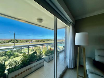 Venta de Apartamento sobre Rambla con 3 dormitorios en Barra de Carrasco