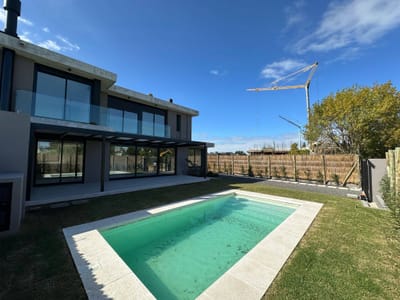 Venta de casa con tres dormitorios y escritorio en Barrio Parques II