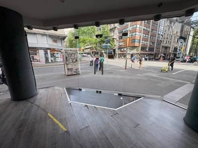 Venta de galeria con locales, oficinas y 20 garage, en Centro