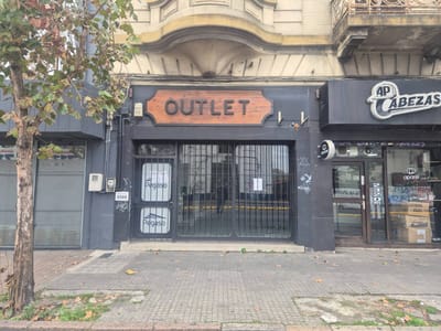 Alquiler de Local comercial con amplio salon y vidriera en Avenida Agraciada en Aguada