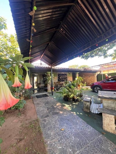 RESIDENCIA FAMILIAR CON EXCELENTE UBICACION EN LOMA PYTA