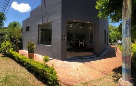 Alquilo amplio salon comercial en esquina en el barrio sportivo Ciudad de Ita