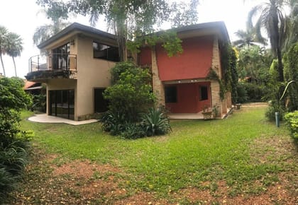 EN ALQUILER, AMPLIA RESIDENCIA DE 6 DORMITORIOS, A PASOS DE CASA RICA LAURELES.