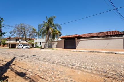 En venta casa con salón comercial en esquina en Fernando de la Mora z/ Norte 