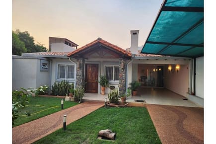 Lujosa casa en Venta, Ciudad de Villa Elisa     J.A