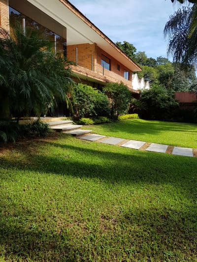 VENDO RESIDENCIA DE 7 DORMITORIOS UBICADA EN BARRIO MARISCAL