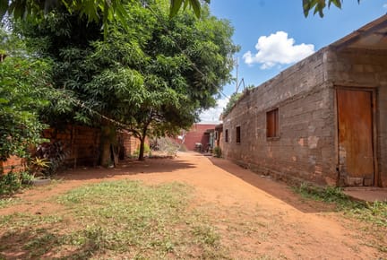 Terreno + pequeña construcción en Venta Luque Moracue 