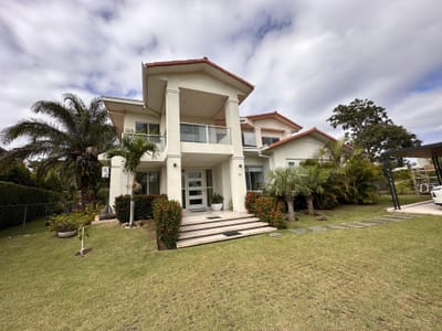 BONITA CASA EN VENTA EN URUBO GOLF