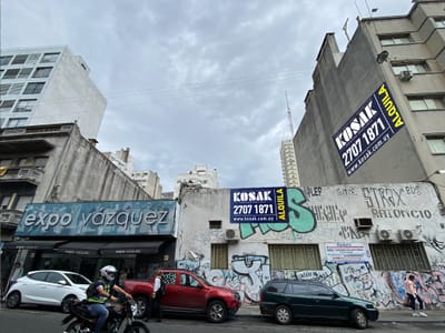 Gran Edificio en el Centro de Montevideo