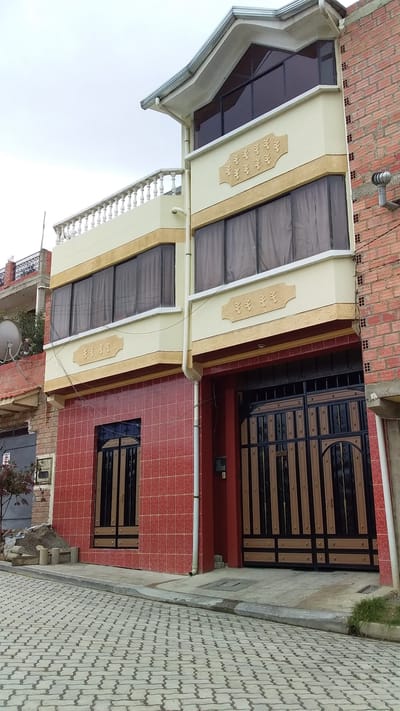 Casa en Achumani zon 23 de marzo 2da mezeta, calle principal, adoquinada