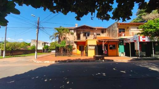 Casa de dos plantas en esquina - San Lorenzo