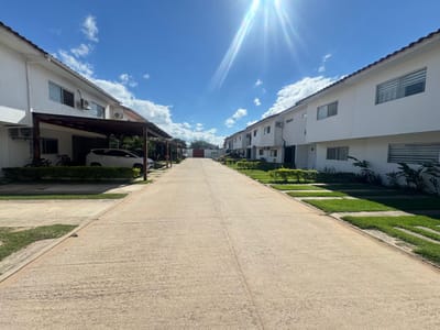 CASA EN VENTA DE 3 DORMITORIOS - BENI 8VO ANILLO