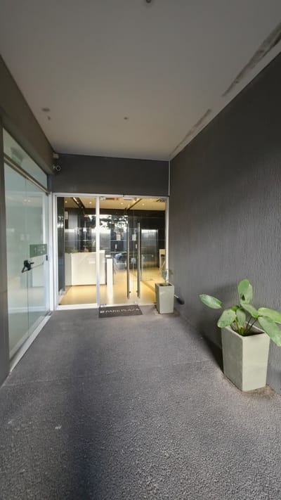 ALQUILO OFICINA EN EDIFICIO PARK PLAZA - a 50 mts del Shop. del Sol