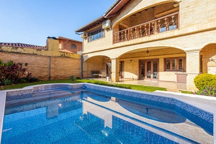 Hermosa Residencia En Venta En Bo. Mburucuyá. Asunción.