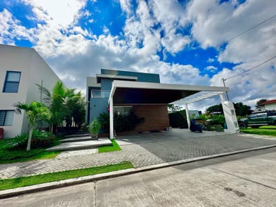 Casa moderna y lujosa en Santa Cruz la Vieja