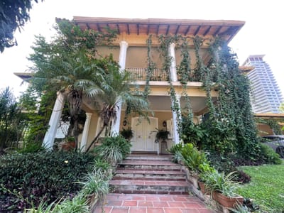 VENDO HERMOSA RESIDENCIA CON AMPLIO FRENTE SOBRE SANTISIMA TRINIDAD
