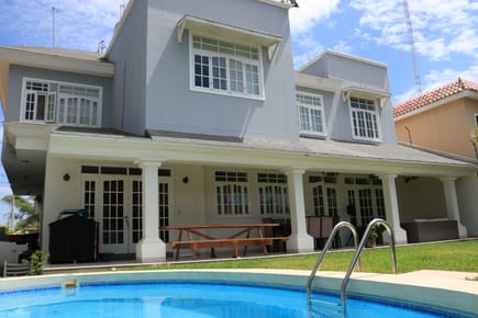 AMPLIA CASA EN VENTA  CON PISCINA- LOMA BLANCA - PIURA