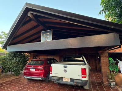 VENDO RESIDENCIA DE 5 DORMITORIOS EN SANTÍSIMA TRINIDAD