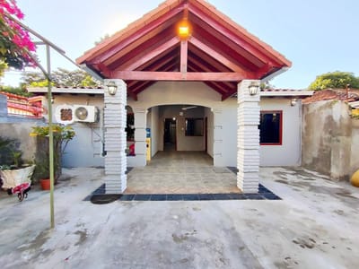VENDO CASA EN LAMBARÉ DE 4 DORMITORIOS !!