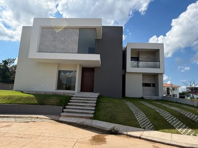 LUJOSA CASA CON 4 SUITES A ESTRENAR