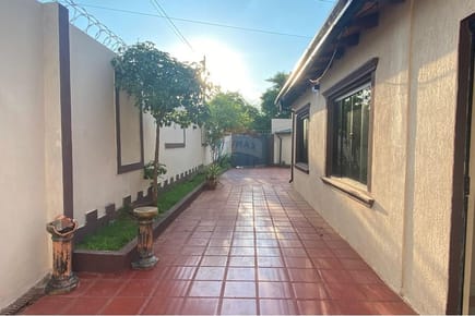 EN VENTA AMPLIA CASA EN LAMBARE